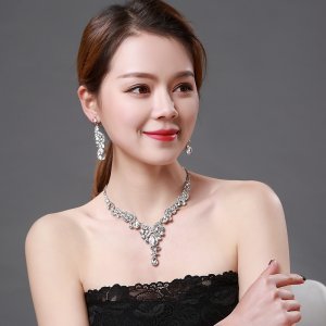 White Crystal Rhinestone Crystal Statement Necklace - Luxury Elegant Fashion European Baroque Flower Necklace For Party